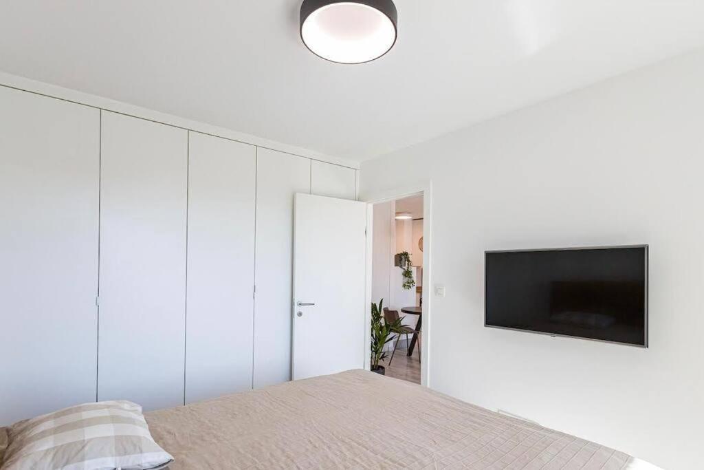 Urban Apartment With Possibility Of Parking Братислава Екстер'єр фото