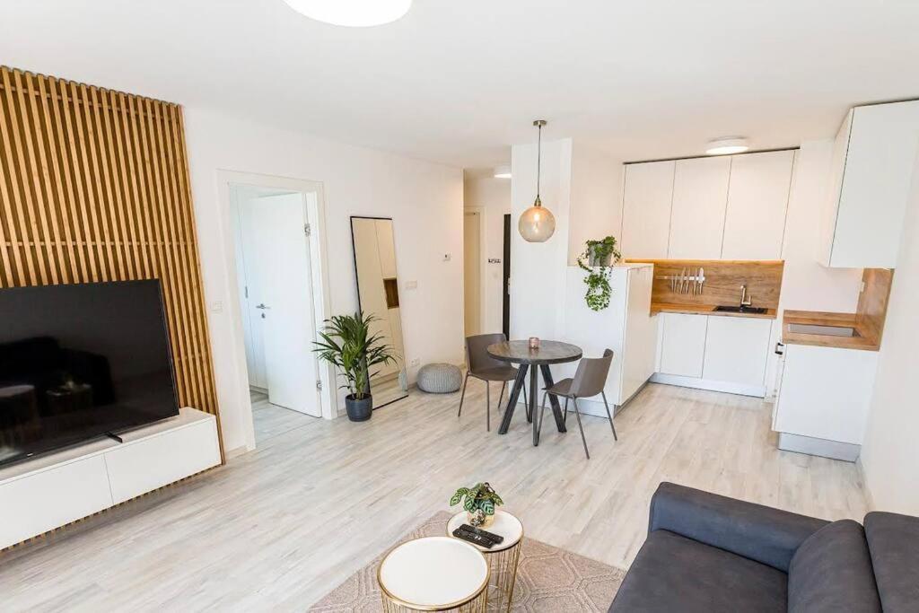 Urban Apartment With Possibility Of Parking Братислава Екстер'єр фото