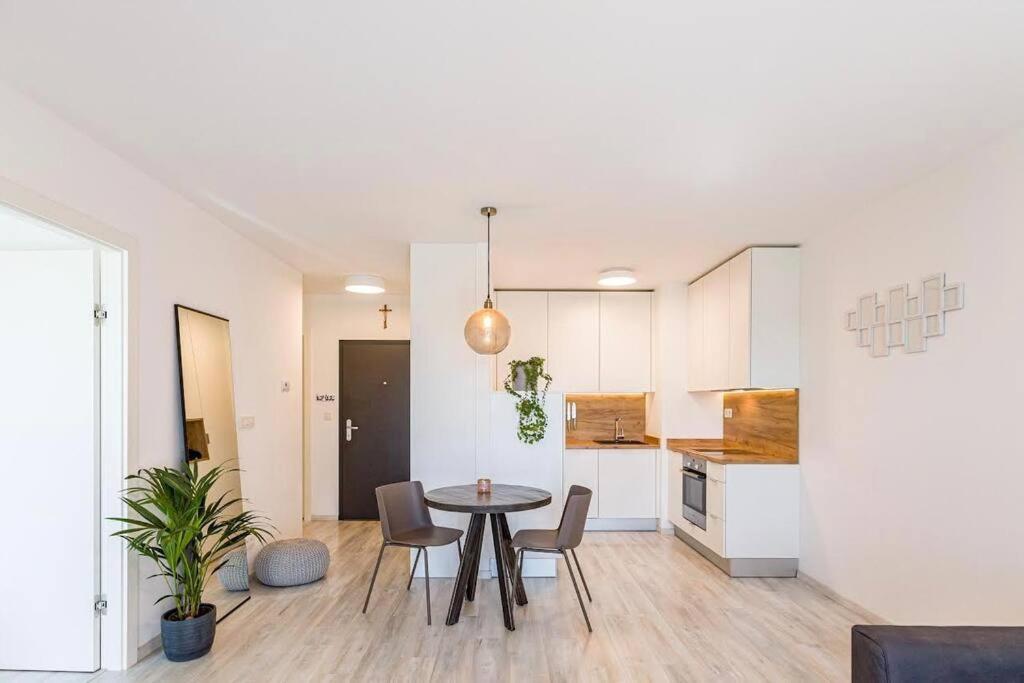 Urban Apartment With Possibility Of Parking Братислава Екстер'єр фото